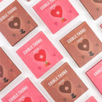 HEMMELIG LEG - CHOKOLADE GUMMIBANDSTRØS