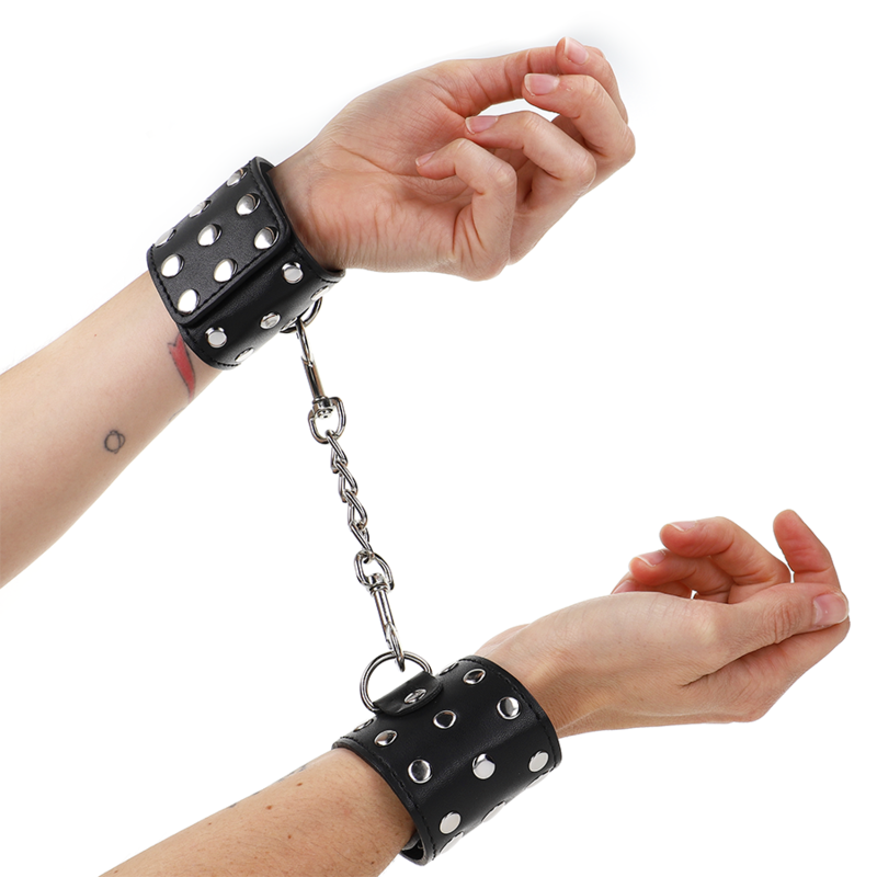KINK - HÅNDLEDSBÅND MED TRYKLUKKE FULD AF NITTER SORT JUSTERBAR 19-24 CM X 5,5 CM