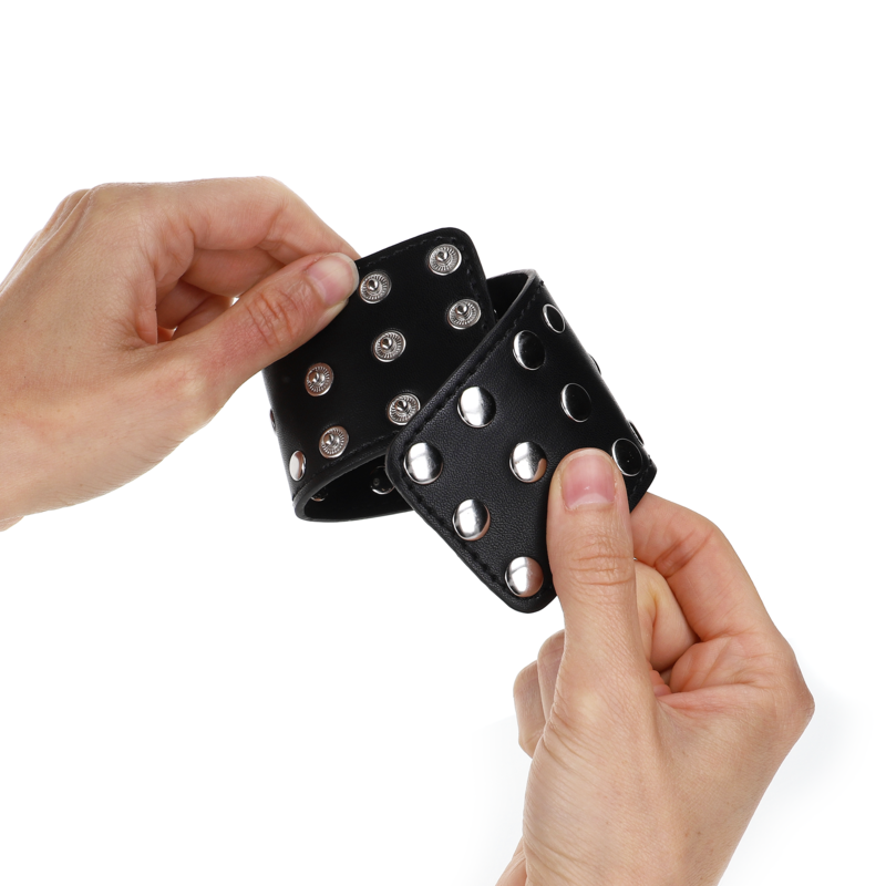 KINK - HÅNDLEDSBÅND MED TRYKLUKKE FULD AF NITTER SORT JUSTERBAR 19-24 CM X 5,5 CM