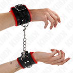 KINK - HÅNDLEDSBELØB MED PELSFOREDE FIRKANTEDE HULLER, RØD OG SORT BÆLTE, JUSTERBAR 17-29 CM X 6 CM