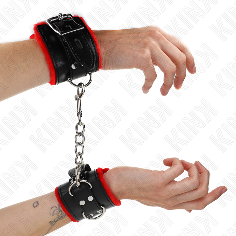KINK - HÅNDLEDSBELØB MED PELSFOREDE FIRKANTEDE HULLER, RØD OG SORT BÆLTE, JUSTERBAR 17-29 CM X 6 CM