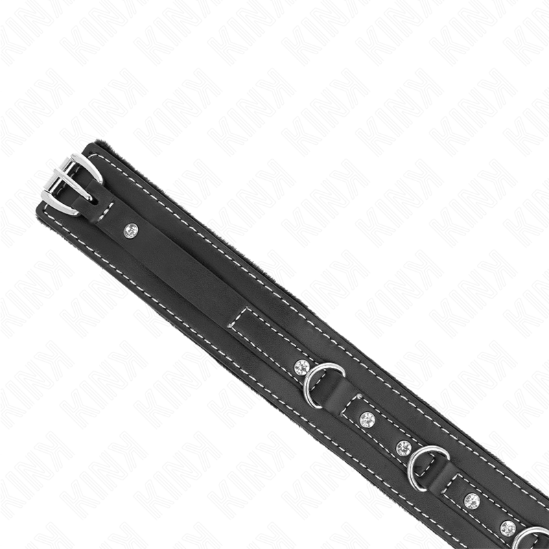 KINK - PVC LÆDERHALSKÆDE MED BÆLTE 105 CM RINSTENNITTET 41,5 X 4 CM