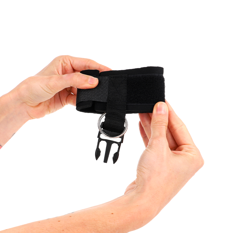 KINK - NEOPREN HÅNDLEDSBÅND MED VEDHÆNGSLÅS, SORT, JUSTERBAR, 22-34 CM