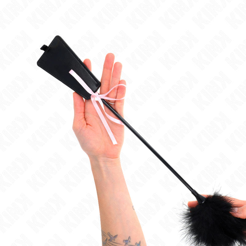 KINK - TICKLE FEATHERS MED LYSERØD BÅNDSLØJFE 49 CM