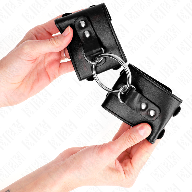 KINK - FASTE HÅNDLEDSBELØBERE MED RING OG KNOPPER, JUSTERBARE SORT 17-22 CM X 6,5 CM