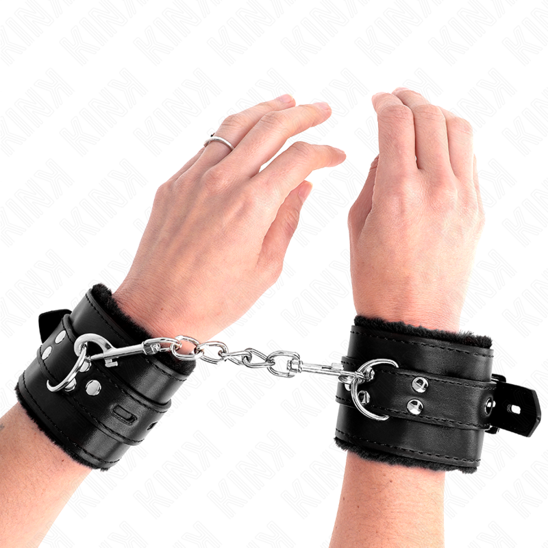 KINK - HÅNDLEDSBELØB MED PELSFOREDE FIRKANTEDE HULLER I SORTE OG SORT BÆLTE, JUSTERBAR 17-29 CM X 6 CM