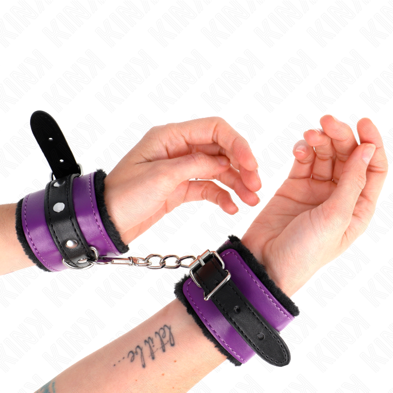 KINK - PREMIUM HÅNDLEDSBELØB MED PELSFOREDE SORT MED LILLA/SORT BÆLTE, JUSTERBAR 17-29 CM X 6 CM