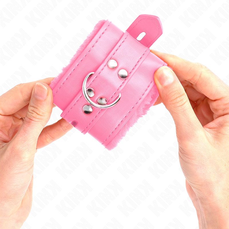 KINK - HÅNDLEDSBÅND MED PELSFOREDE FIRKANTEDE HULLER, PINK OG PINK BÆLTE, JUSTERBAR 17-29 CM X 6 CM